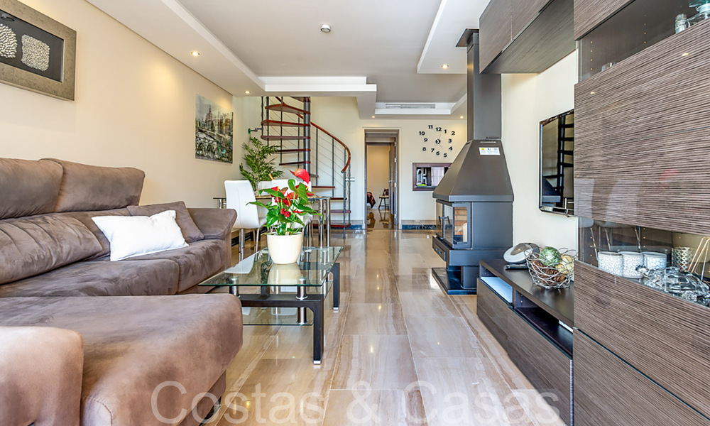 Contemporary duplex penthouse for sale in a first line beach complex with private pool between Marbella and Estepona 66582